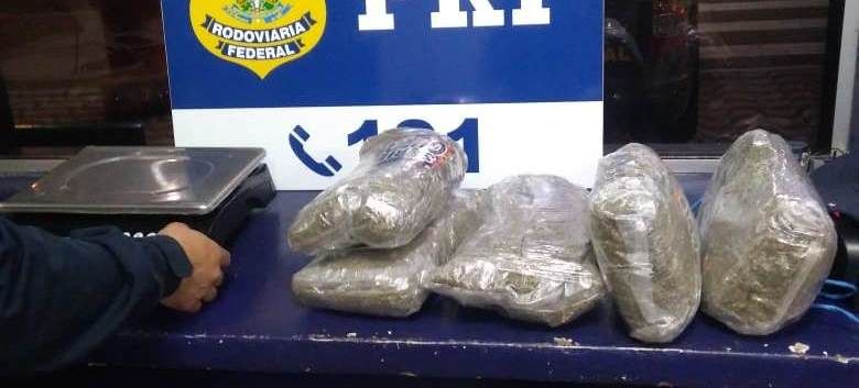 PRF apreende menor com cerce de 3 kg de maconha