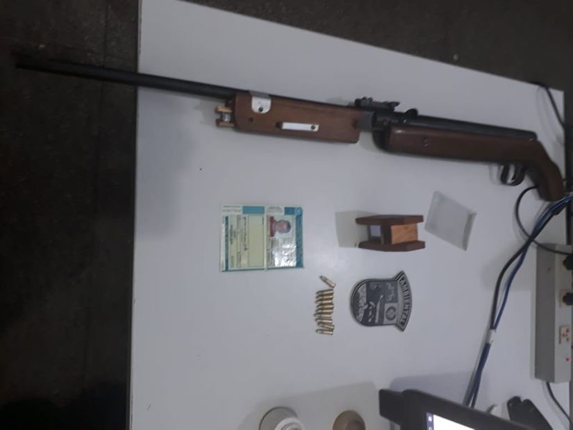 Motorista e passageiro são flagrados pela Polícia Ambiental com espingarda e munições