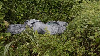 Corpo de homem amarrado em lona é encontrado em matagal de bairro na Cuiabá 
