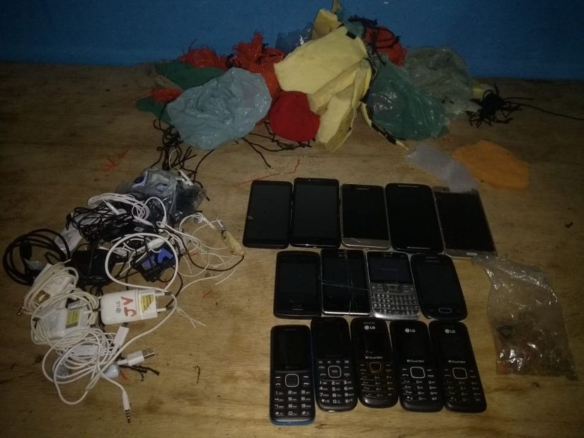Menor é apreendido após ser flagrando jogando celulares por cima de muro de penitenciária 