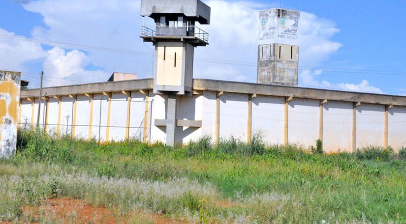 Justiça manda prender agente penitenciário flagrado com celulares e drogas em presídio