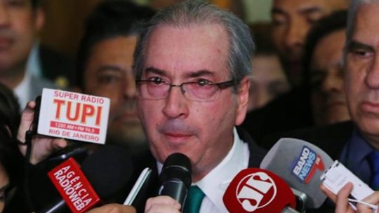 Ao comunicar renúncia, por fora Cunha chorou. Por dentro, riu