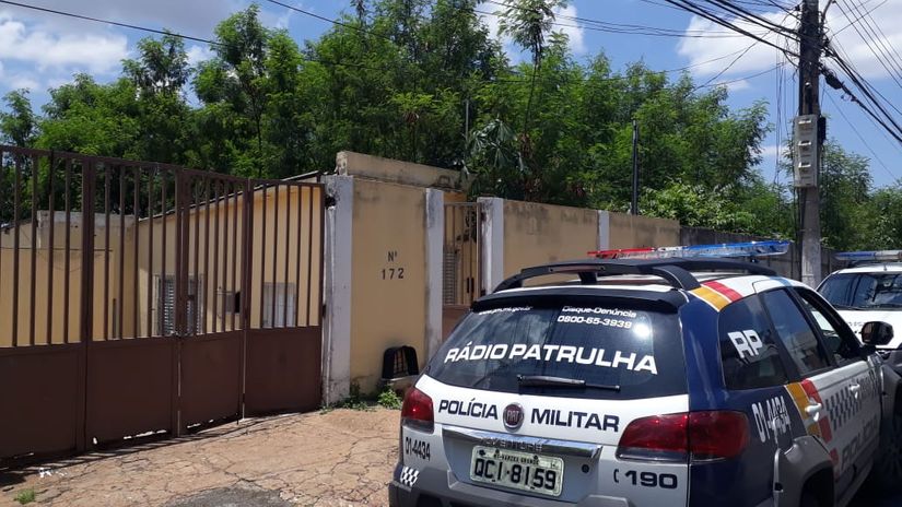 Mulher é assassinada com pauladas na cabeça dentro de casa em Cuiabá 