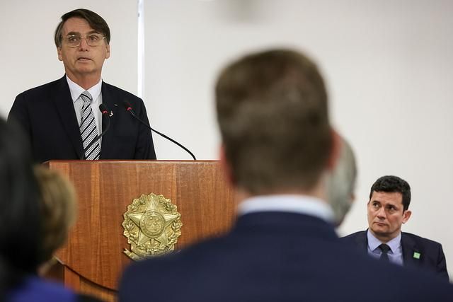 Sem Caixa 2, Bolsonaro assina Projeto de Lei Anticrime