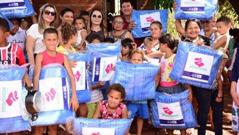 Moradores de bairros carentes de Cuiabá recebem cobertores