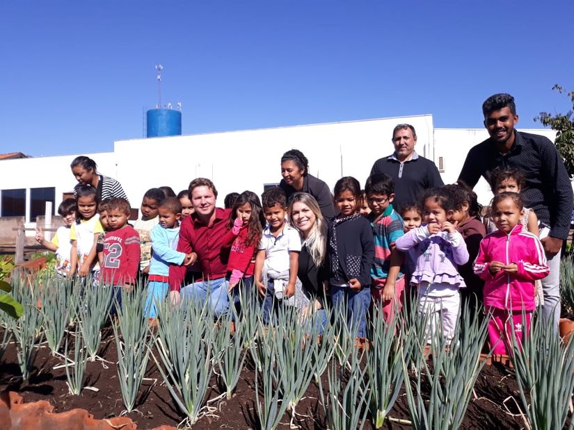Reeducandos contribuem para criação de horta em escola pública