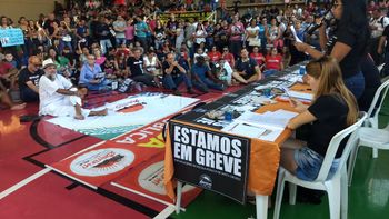 Em greve, professores  buscam alternativas para ter renda financeira