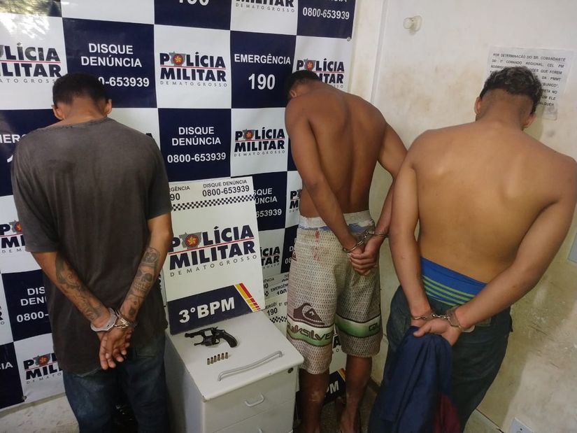 Vítima reage a roubo, luta com um dos bandidos e suspeitos acabam presos pela PM