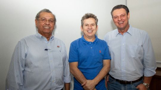 Sem Sachetti, Mendes posa com Campos e Fávaro 