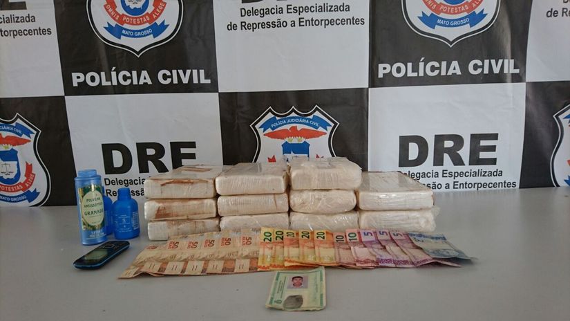 Polícia Civil apreende 11 tabletes de cocaína 