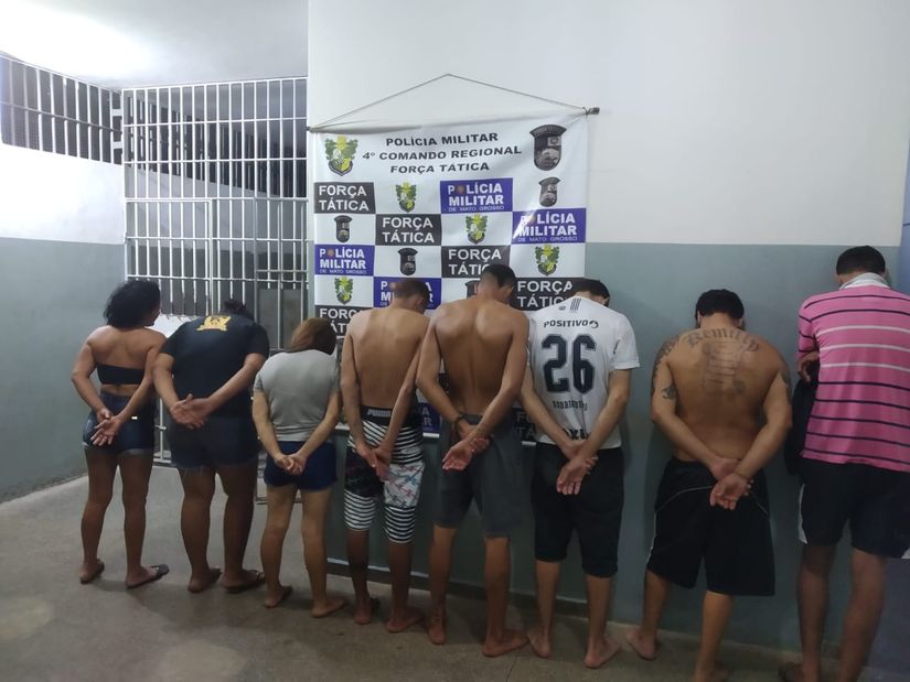 Denúncia leva a PM prender oito suspeitos por envolvimento com o tráfico e receptação 