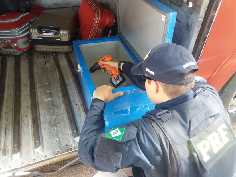 Garota é flagrada em ônibus com 10 kg de pasta base de cocaína