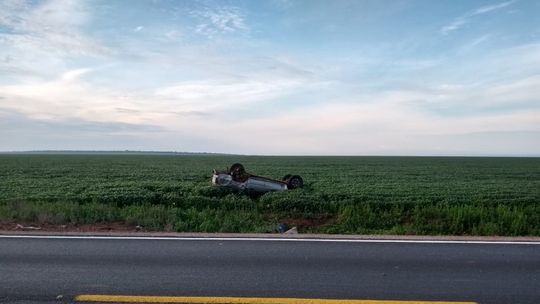Motorista perde controle da direção, sai da pista e acaba morrendo em capotamento na MT-242