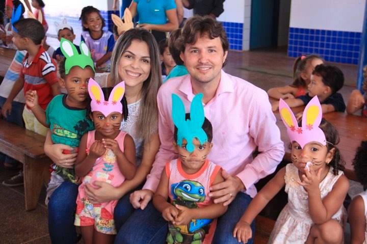 Prefeitura distribui 680 ovos de páscoa e leva alegria a crianças e idosos 