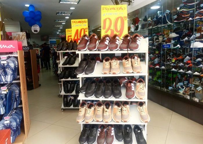 Lojas ficam abertas em horário especial neste sábado