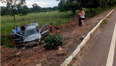 Motorista tenta desviar de buraco, capota veículo e recém-nascido morre na MT-250