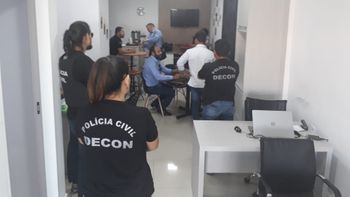 Corretor de imóveis que atuava irregularmente é conduzido em ação de fiscalização em imobiliária