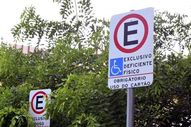 Idosos e PCDs devem identificar veículos com cartão de estacionamento em vaga especial
