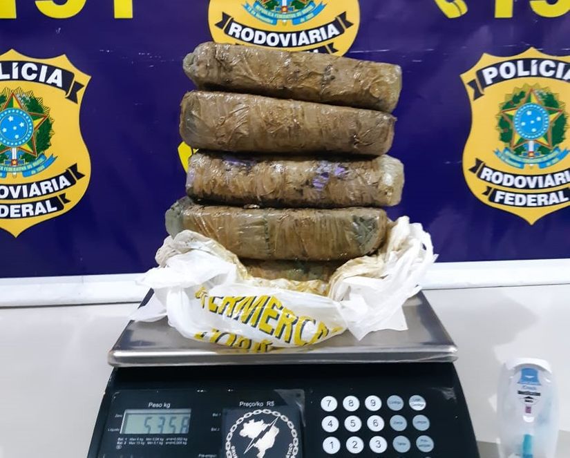 Dupla é flagrada transportando cocaína e acaba presa pela PRF na BR-364