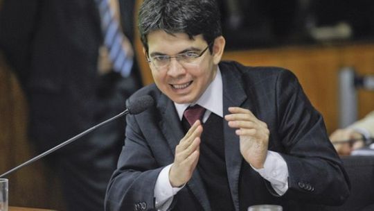 Randolfe Rodrigues protocola pedido de impeachment contra Temer