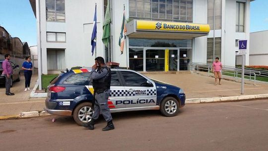 PM intercepta ladrões de banco e prende três com ferramentas e explosivos 