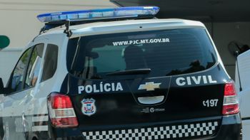 Corpo de homem é encontrado enterrado em terreno e suspeitos são presos 