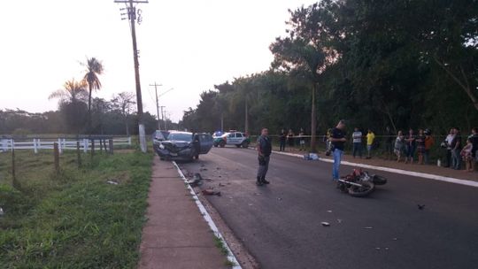 Motociclista morre ao bater de frente com carro na Avenida Alameda Júlio Müller