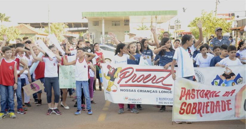 Proerd: Alunos realizam caminhada de conscientização em Rondonópolis