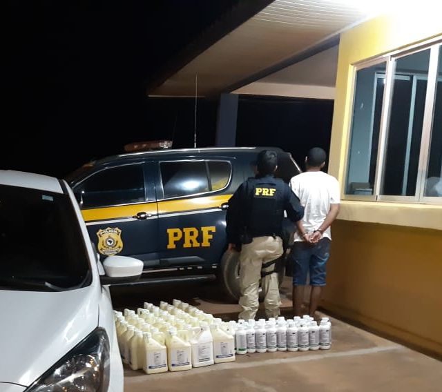 PRF apreende 214 litros de agrotóxicos que eram transportados em carro