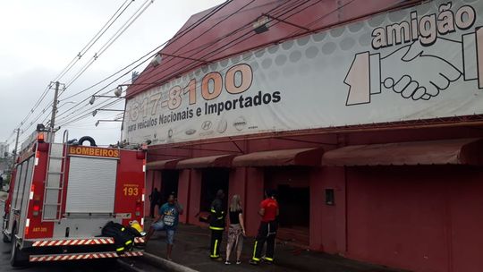 Loja de peças Amigão pega fogo após possível furto na Avenida Miguel Sutil 