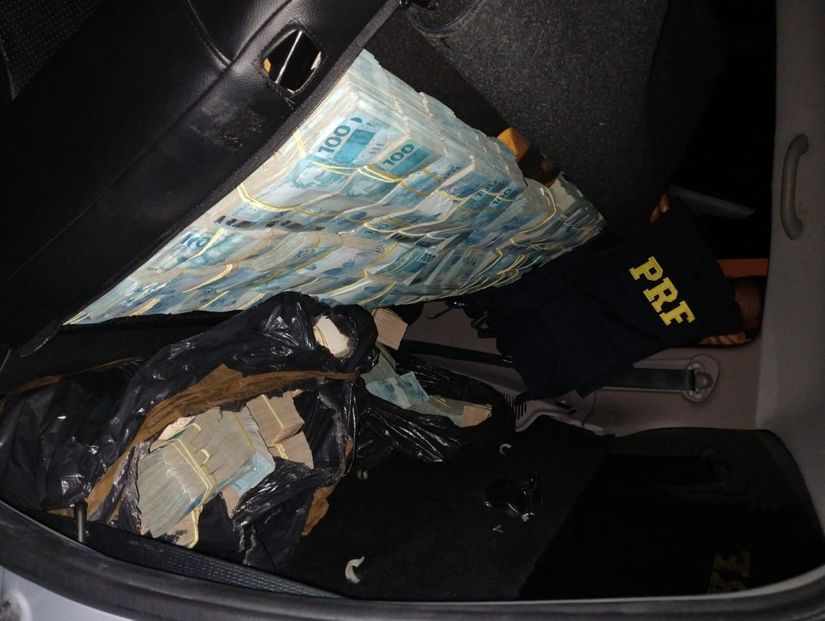 PRF prende três homens com R$ 4,5 milhões escondidos em L200 na BR-070
