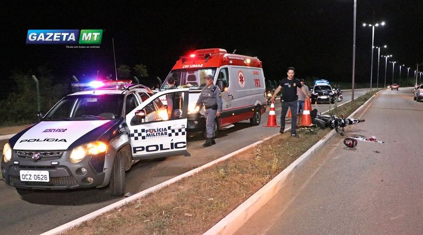 Motoqueiro morre após perder o controle e bater em poste