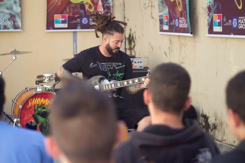 Músicos apostam no poder transformador da arte e levam oficina para centros socioeducativos