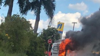 Ambulância do Samu pega fogo em frente à rodoviária