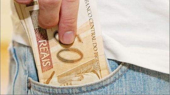 A Receita Federal paga nesta quinta-feira (15) as restituições do terceiro lote do Imposto de Renda 