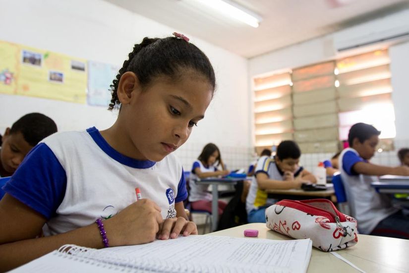 Governo entrega 800 mil uniformes para estudantes do Estado