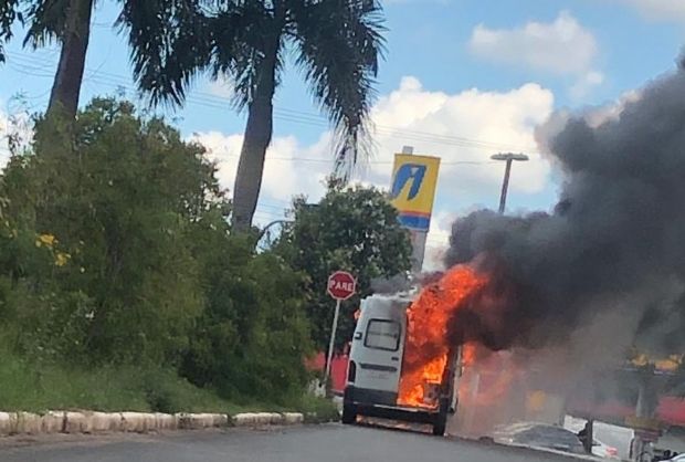Ambulância do Samu pega fogo em frente à rodoviária