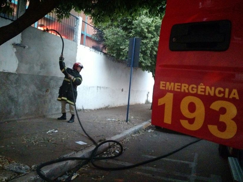 Fogo atinge prédio da antiga Secretaria Municipal de Esportes