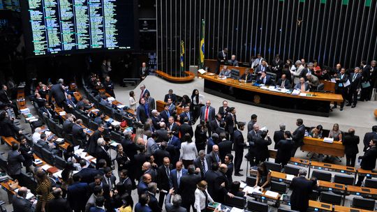 Congresso aprova Orçamento de 2018 com deficit menor e salário mínimo de R$ 965