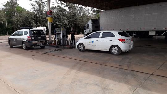Posto é fiscalizado após ser denunciado por 'Bomba Baixa' 