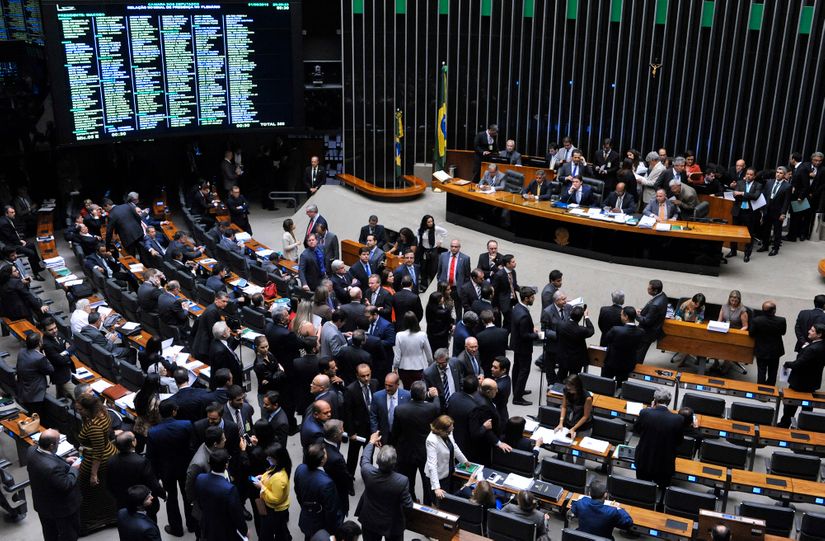 Congresso aprova Orçamento de 2018 com deficit menor e salário mínimo de R$ 965