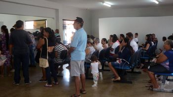 Pacientes dormem na fila para tentar fazer exames