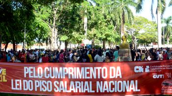 Trabalhadores de Rondonópolis fazem ato de protesto na Praça Brasil