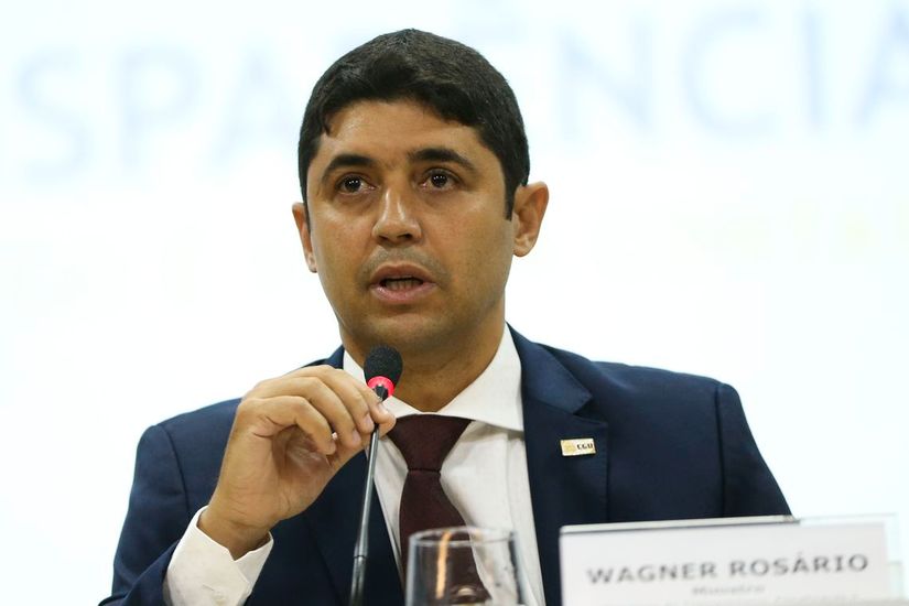  Bolsonaro anuncia permanência de Wagner Rosário na CGU