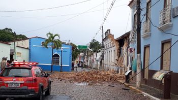 Forte chuva causa desabamento parcial de casarão no centro 