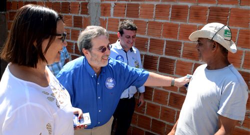 Rogério distribui material de campanha durante caminhada na Vila Operária