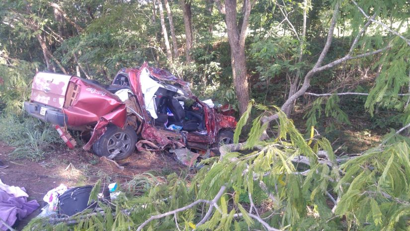Motorista sai da pista para evitar batida, atinge arvore e duas mulheres em acidente 