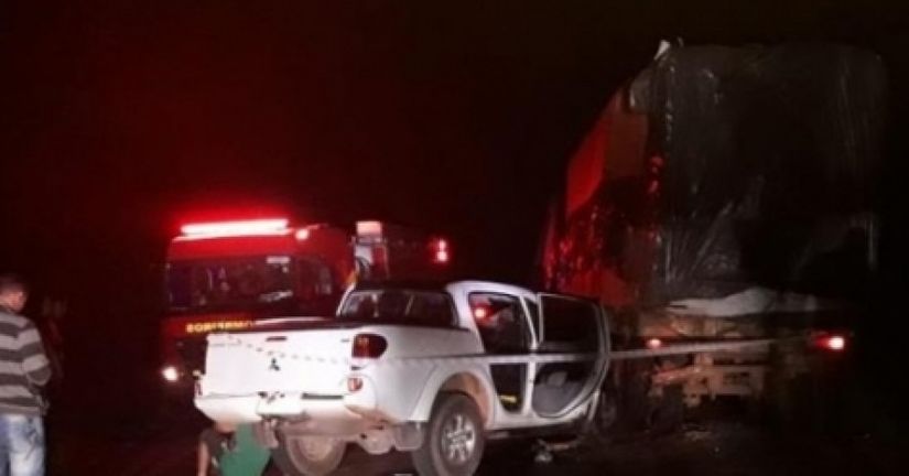 Acidente entre carreta e caminhonete mata professora e deixa 5 feridos em MT