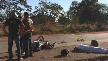 Motociclista morre atropelado por caminhão na BR-364; passageira é socorrida