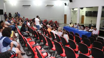 Reunião tumultuada rende revolta de pais de músicos jovens